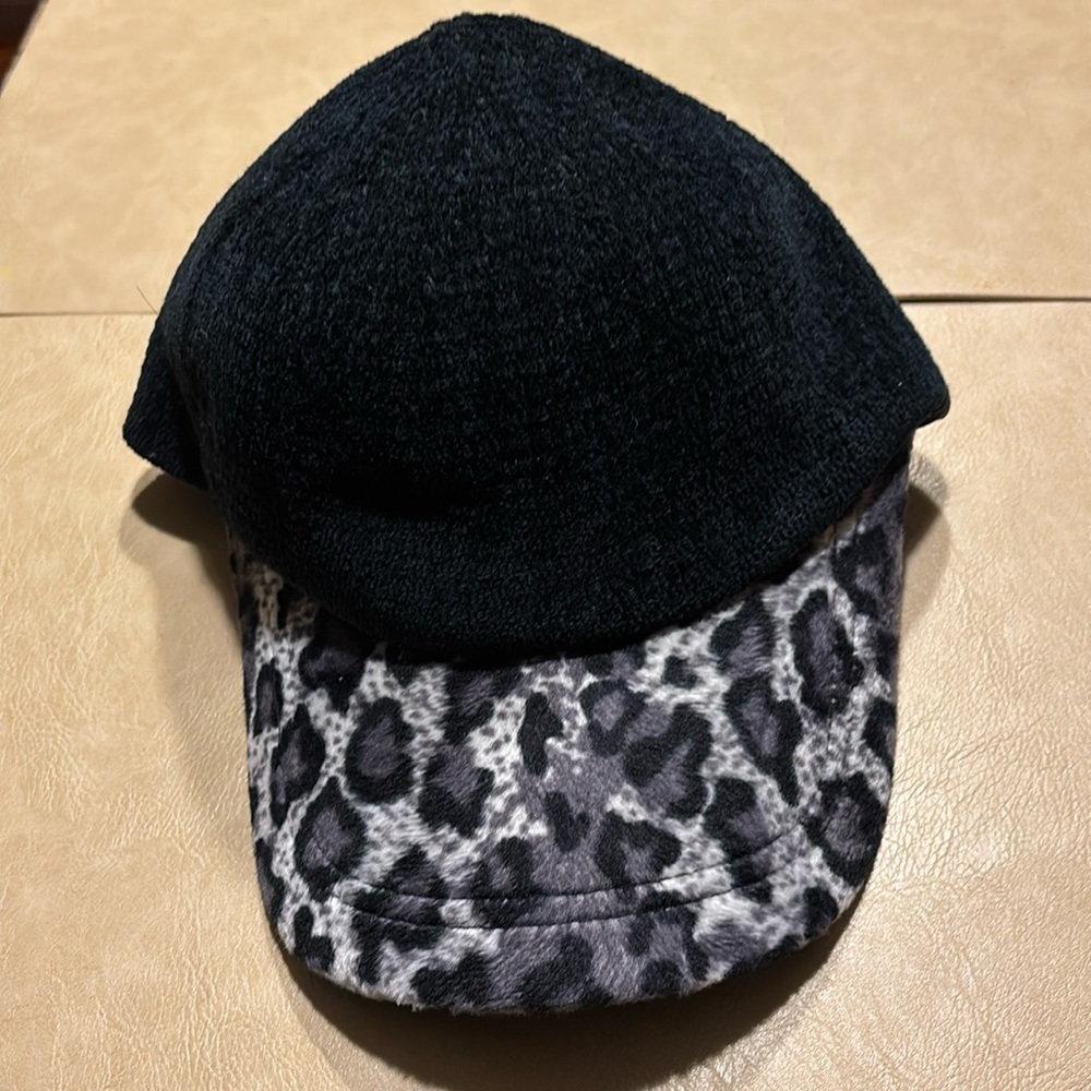 Black, white and gray leopard print cap.